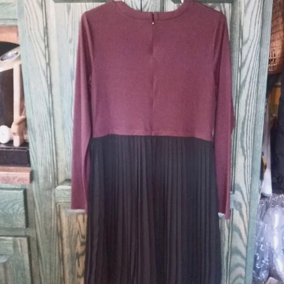 💗NWT💗 LOFT Long Sleeve Pleated Midi Dress, Burgundy and Black, Size Medium - Picture 9 of 11